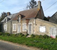 La façade avant avec ce charme d'antan très caractéristique des maisons Berrichonnes. On distingue le pignon de la grange à droite et dans le fond, la deuxième maison avec la toiture en ardoise.