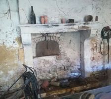 Le four à pain, bien conservé malgré une utilisation vieille de 50 ans. Même la porte fonctionne encore. Dommage que la cheminée soit fendue. Du coup, il faudra que je me renseigne sur la façon de faire son pain. J'en ai l'eau à la bouche rien que d'y penser.