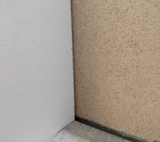 Est en train d'être posé avec tous les deux rangs ou 4 ans, ou des fois pas trop, un bon joint entre le polystyrène et le mur.