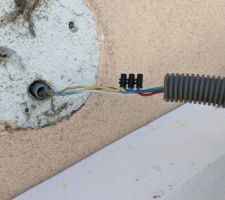 Ça c'est les fils d'alimentation d'une lampe extérieur qui était trop court étant donné que l'ITE à ce niveau-là fait 180 mm. 
J'ai dû rallonger les fils avec un sucre que j'ai bloqué dans une gaine ICTA de 32.
J'en ai profité pour boucher la petite gaine qui sortait du mur avec du compribande pour l'étanchéité à l'air.