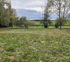 J'ai  tracé au sol l'emplacement de la maison et de la future piscine.
Il y a peut être des erreur de positionnement, mais ça permet de mieux se projeter