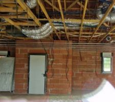 D&eacute;but de la pose des rails pour poser le placo au plafond