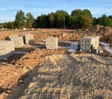 Arrivée des parpaings creux pour le vide sanitaire