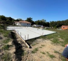 Le ma&ccedil;on a coul&eacute; un jour de canicule sans arrosage ni pr&eacute;caution : la dalle pr&eacute;sente de nombreuses fissures de diff&eacute;rentes tailles. Mais elles sont soit disant de surface !?