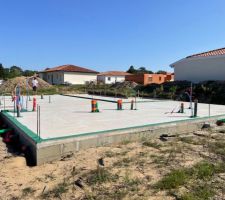 Le ma&ccedil;on a coul&eacute; un jour de canicule sans arrosage ni pr&eacute;caution : la dalle pr&eacute;sente de nombreuses fissures de diff&eacute;rentes tailles. Mais elles sont soit disant de surface !?