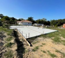 Le ma&ccedil;on a coul&eacute; un jour de canicule sans arrosage ni pr&eacute;caution : la dalle pr&eacute;sente de nombreuses fissures de diff&eacute;rentes tailles. Mais elles sont soit disant de surface !?