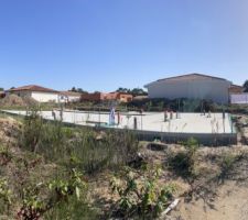 Le ma&ccedil;on a coul&eacute; un jour de canicule sans arrosage ni pr&eacute;caution : la dalle pr&eacute;sente de nombreuses fissures de diff&eacute;rentes tailles. Mais elles sont soit disant de surface !?