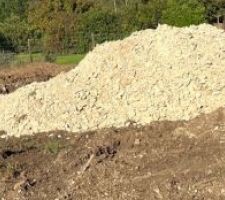 Fosse septique individuelle avec zone épandage 25m2... on a pas mal de calcaire au fond ! On voudrait qu'il soit gardé pour s'en servir pour faire une zone de propreté autour de la maison.