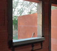 Tableau ma&ccedil;onn&eacute; pour l'accueil des menuiseries