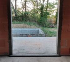 Tableau ma&ccedil;onn&eacute; pour l'accueil des menuiseries