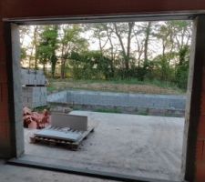 Tableau ma&ccedil;onn&eacute; pour l'accueil des menuiseries