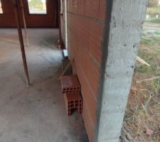 Tableau ma&ccedil;onn&eacute; pour l'accueil des menuiseries