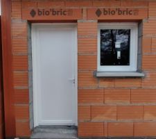 Pose des menuiseries - porte de service