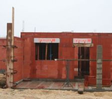 Mur terrasse et colonne terrasse faits.