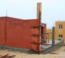 Mur terrasse et colonne terrasse faits.