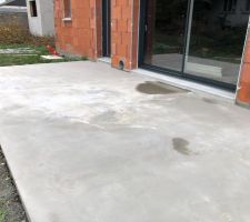 Ragréage de la terrasse pour combler les fissures mais la pente n'est pas dans le bon sens.