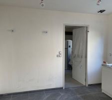 Sol en carrelage posé par Produsol. Beau rendu.