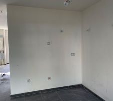 Sol en carrelage posé par Produsol. Beau rendu.