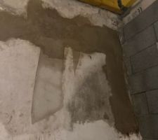 Rebouchage des trous du mur du fond du studio de musique