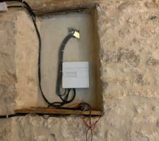 Fin rejointement des murs en pierre, mise en place du tableau électrique