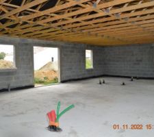 Intérieur de la maison toiture terminée