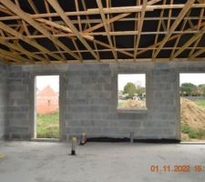Int&eacute;rieur de la maison toiture termin&eacute;e