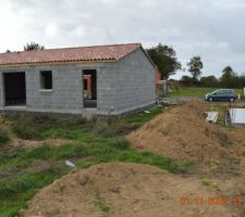 Arri&egrave;re de la maison, avec la maison des voisins qui commence juste &agrave; c&ocirc;t&eacute; :D