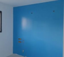 Chambre Merry, en cours. 1 ère couche de couleur, elle voulait du bleu cyan.