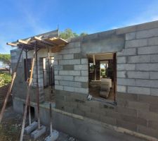 Casquette béton sur porte d entrée