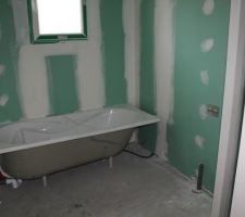 Salle de bain (douche sur la droite)