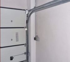 Coffrage de la gouttière du garage en bois mélaminé et peint par Monsieur