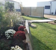 Cloture occultante vue de ce côté un espace à droite pour le passage pour aller chez my brother, mais a gauche il reste un espace vide entre la laurier qui va grossir et le bout des panneaux la haie n'arrive qu'a un tiers de hauteur