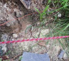 Borne 7 trait de peinture on voit que le voisin a fait une fondation en partie sur notre terrain, la corde montre limite de notre terrain la fondation est bien dessous