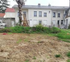 Les deux batons verticaux montre l'emplacement de notre maison en limite de propriete