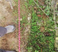 On voit que la fondation du voisin est tres proche de notre terrain mais seul un d&eacute;caissement permettra de voir avec un relev&eacute; g&eacute;om&eacute;trique