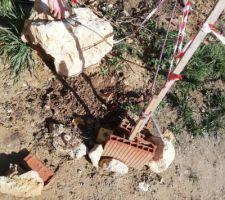 Apres deuxieme passage de GEOMETRICS un huissier et la personne qui avait implant&eacute; la maison du LOT D constate que les anciennes bornes et les nouvelles bornes ne sont pas au m&ecirc;me endroit. Les anciennes bornes avaient &eacute;t&eacute; enfoui par le passage des engins de chantier du lot D qui passait sur notre terrain. borne 11