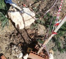 Apres deuxieme passage de GEOMETRICS un huissier et la personne qui avait implant&eacute; la maison du LOT D constate que les anciennes bornes et les nouvelles bornes ne sont pas au m&ecirc;me endroit. Les anciennes bornes avaient &eacute;t&eacute; enfoui par le passage des engins de chantier du lot D qui passait sur notre terrain. borne 11