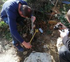 Apres deuxieme passage de GEOMETRICS un huissier et la personne qui avait implant&eacute; la maison du LOT D constate que les anciennes bornes et les nouvelles bornes ne sont pas au m&ecirc;me endroit. Les anciennes bornes avaient &eacute;t&eacute; enfoui par le passage des engins de chantier du lot D qui passait sur notre terrain. borne 2