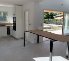 Cuisine avant livraison du plateau de la table