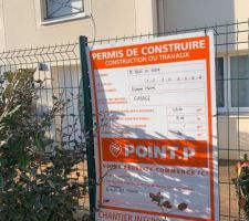 Pose du panneau de permis de construire