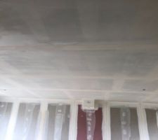 Premi&egrave;re couche d'enduit sur le plafond