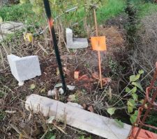 Borne 6 le bout de bois avec les fanions d&eacute;limitent bien notre terrain