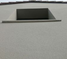 Levée de réserve et nouvelles malfaçons et désordres
Mise en ?uvre non conforme DTU et spécification technique du fabricant 
=> Épaisseur de 7 cm