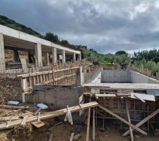La piscine et les coffrages des terrasses