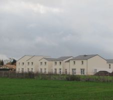 Vu sur l'arrière du clos avec garage.