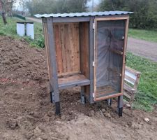 Une cabane à livres avec un hôtel à insectes.