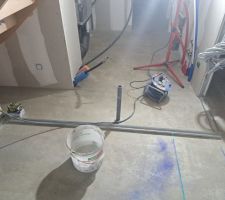 Plaquiste et carreleurs travaillent sur la buanderie