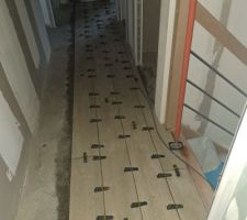 Début de la pose de carrelage