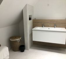 Salle de bain de l'étage avec du béton ciré