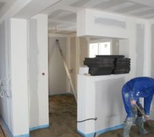 Vue de la cuisine &agrave; partir de la salle &agrave; manger